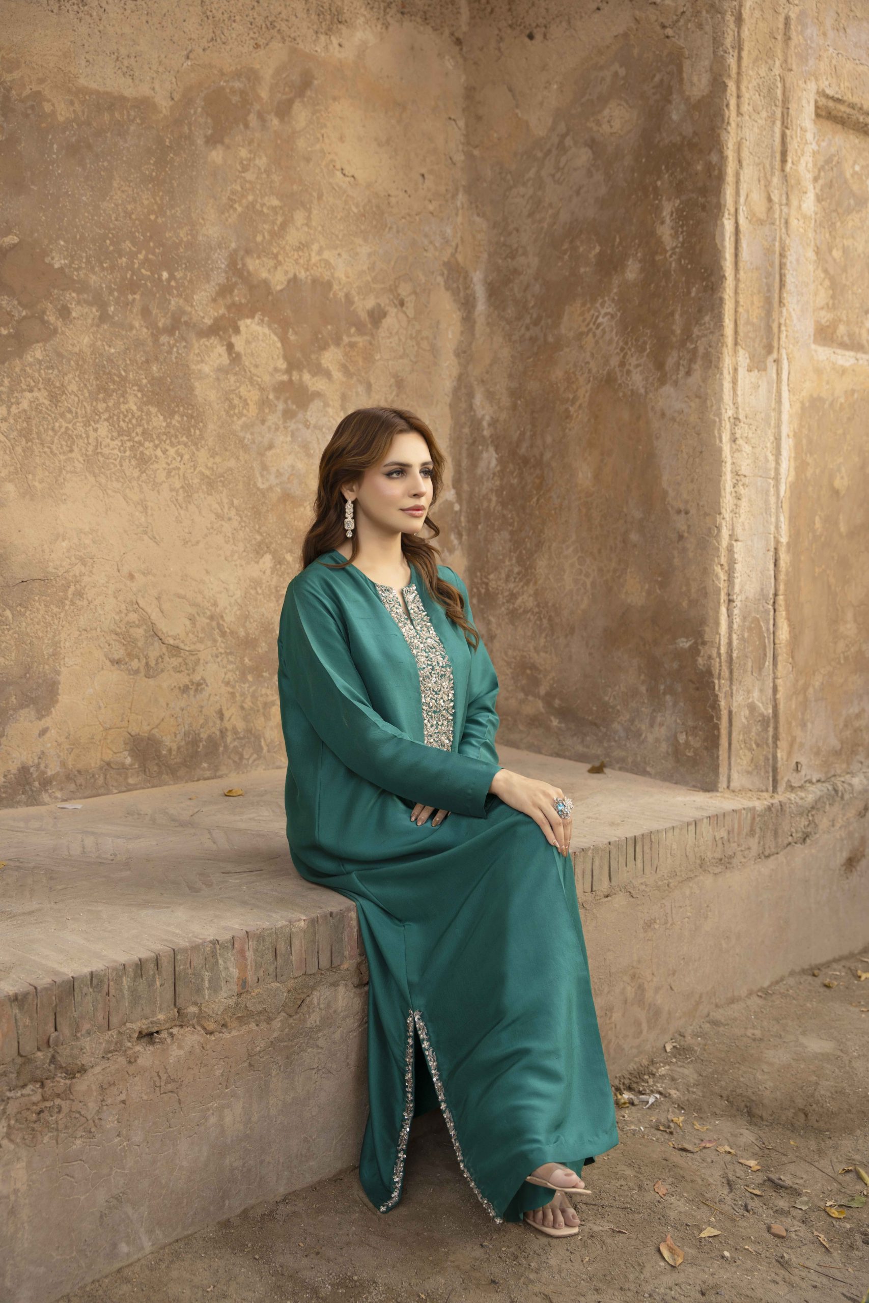 Emerald Veil – Whisper of Royalty - Image 3