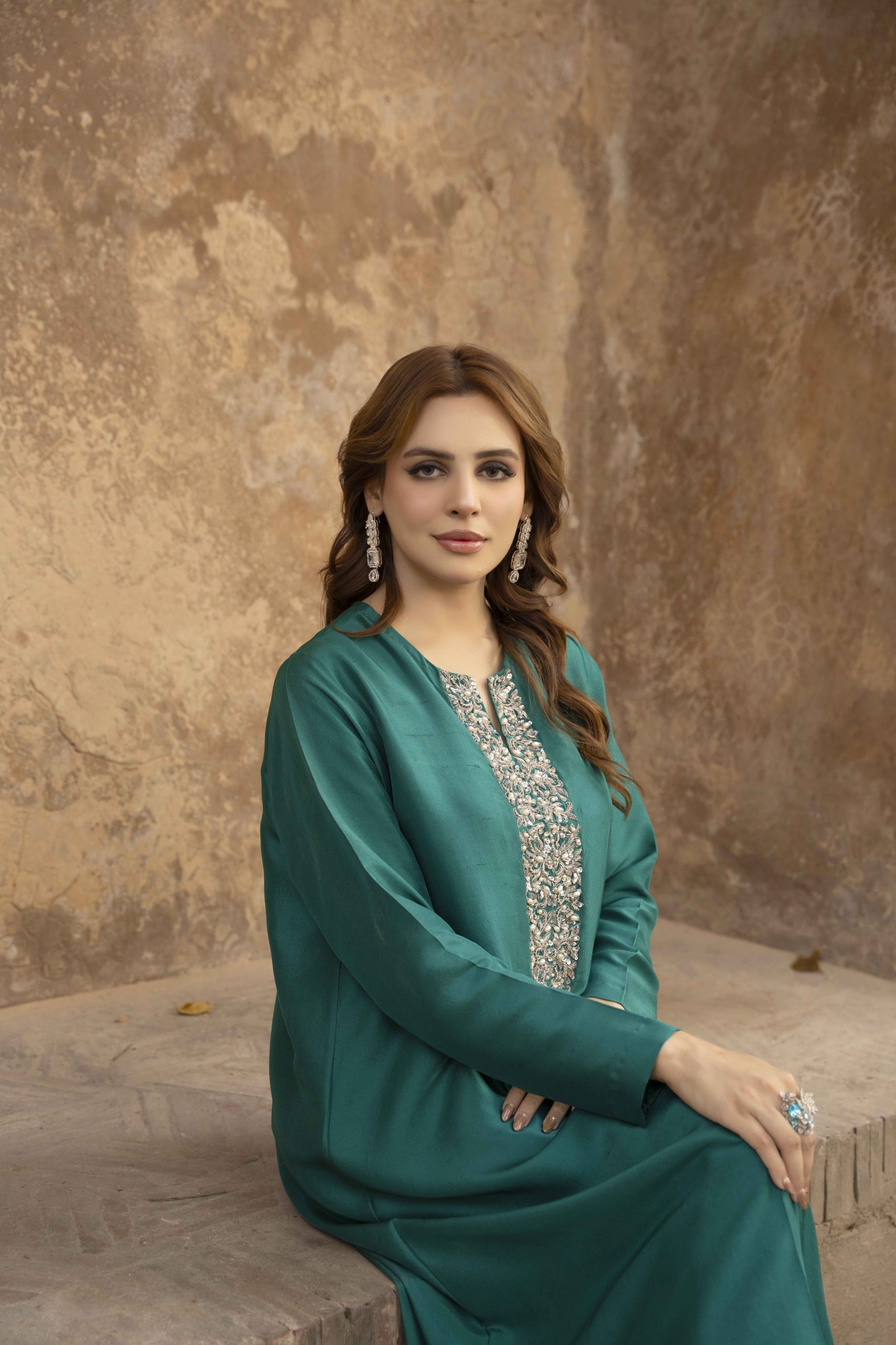 Emerald Veil – Whisper of Royalty - Image 2